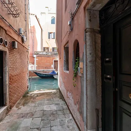 Apartment House Canal 1 Venice